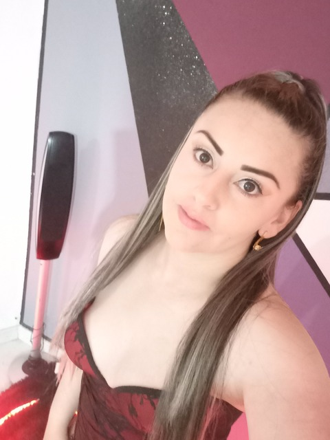 caroline_rom onlyfans leaked picture 1
