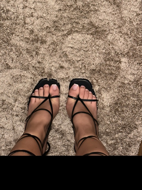 larawillanfeet onlyfans leaked picture 1