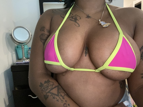 negra.bella onlyfans leaked picture 1