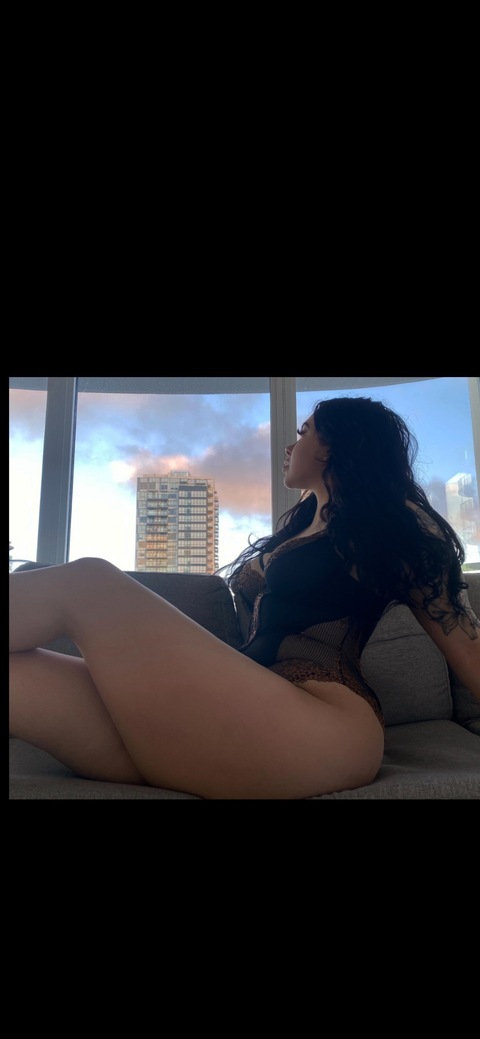 realcomeupqueen onlyfans leaked picture 2