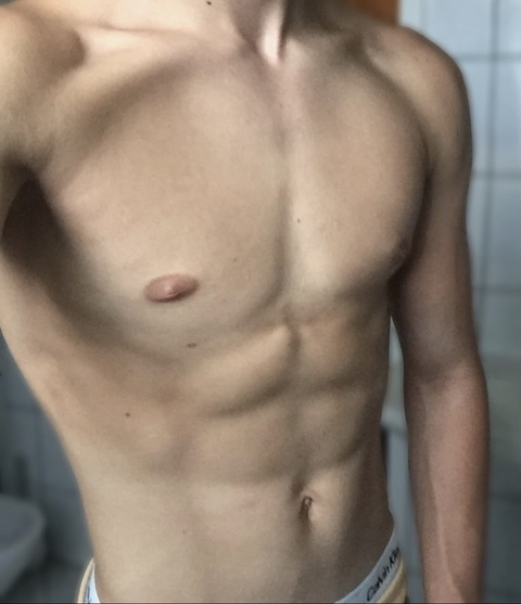 tommyleichtle onlyfans leaked picture 1